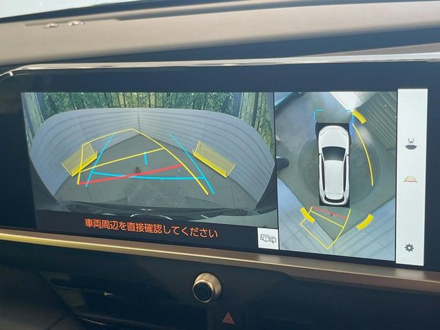 【パノラミックビューモニター】専用のカメラにより、上から見下ろしたような視点で360度クルマの周囲を確認することができます☆死角部分も確認しやすく、狭い場所での切り返しや駐車もスムーズに行えます。