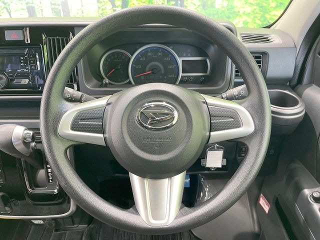�C���e���A�ɍ��킹���f�U�C���̃X�e�A�����O�́A�^�]�������̂��Ƃ��l���A�^�]���₷���`��A�傫���ł��B�����x�A���ۂɐG���Ă��m���߂��������B