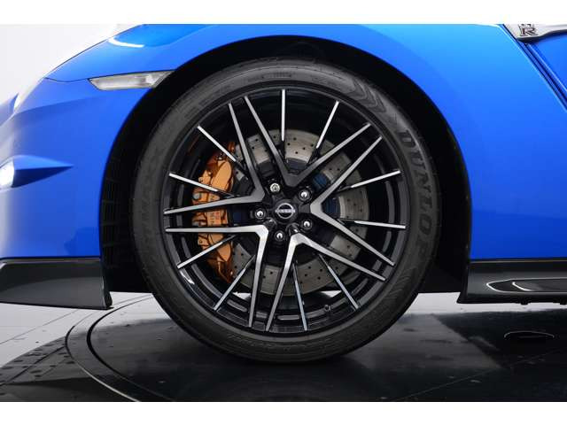 20インチ鍛造アルミホイール を装着。