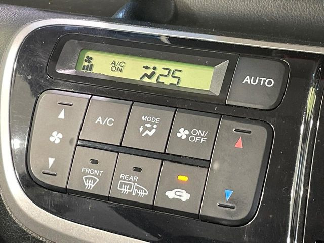 【オートエアコン】一度お好みの温度に設定すれば、車内の温度を検知し風量や温度を自動で調整。暑い&hellip;寒い&hellip;と何度もスイッチ操作をする必要はありません。快適な車内空間には必須の機能ですね♪