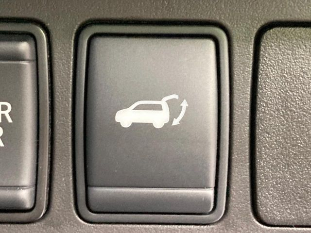 【パワーバックドア】スマートキーや運転席のボタンを押すだけでリアゲートが自動で開閉します!荷物を持っている時や、高い位置にあるバックドアを閉める際に便利な機能です♪