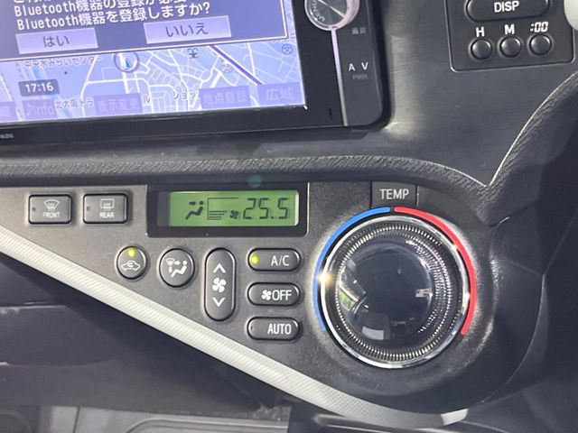 【オートエアコン】一度お好みの温度に設定すれば、車内の温度を検知し風量や温度を自動で調整。暑い&hellip;寒い&hellip;と何度もスイッチ操作をする必要はありません。快適な車内空間には必須の機能ですね♪