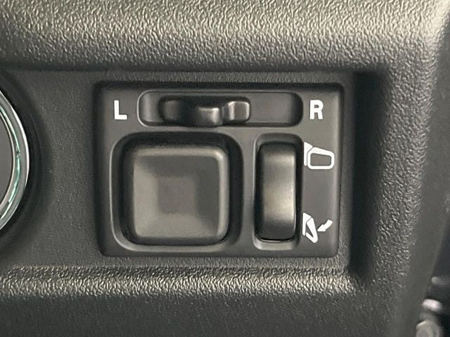 【電動格納ミラー】サイドミラーは電動格納式となっており、狭い駐車場でもキズがつくリスクを抑えられます。