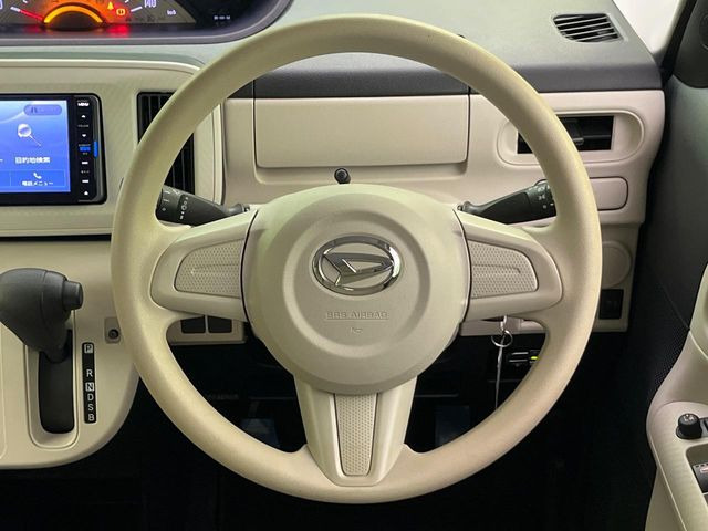 インテリアに合わせたデザインのステアリングは、運転される方のことも考え、運転しやすい形状、大きさです。是非一度、実際に触ってお確かめください。
