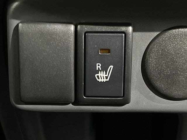 【シートヒーター】寒い日に重宝するシートヒーター!エアコンより早く温まってくれるので寒がりの人も安心ですね♪エアコンの温風は乾燥するから苦手、という方にもをおすすめです。