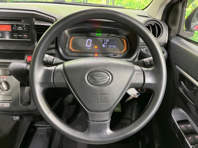�C���e���A�ɍ��킹���f�U�C���̃X�e�A�����O�́A�^�]�������̂��Ƃ��l���A�^�]���₷���`��A�傫���ł��B�����x�A���ۂɐG���Ă��m���߂��������B
