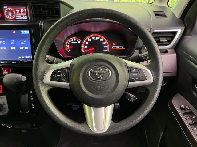 �C���e���A�ɍ��킹���f�U�C���̃X�e�A�����O�́A�^�]�������̂��Ƃ��l���A�^�]���₷���`��A�傫���ł��B�����x�A���ۂɐG���Ă��m���߂��������B