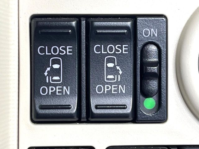 【両側パワースライドドア】スマートキーや運転席のスイッチで後席両側スライドドアの開閉が可能♪電動だから力を入れてドアを開ける必要が無く、小さなお子様でも簡単に開け閉めでき快適です♪