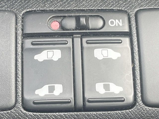【両側パワースライドドア】スマートキーや運転席のスイッチで後席両側スライドドアの開閉が可能♪電動だから力を入れてドアを開ける必要が無く、小さなお子様でも簡単に開け閉めでき快適です♪