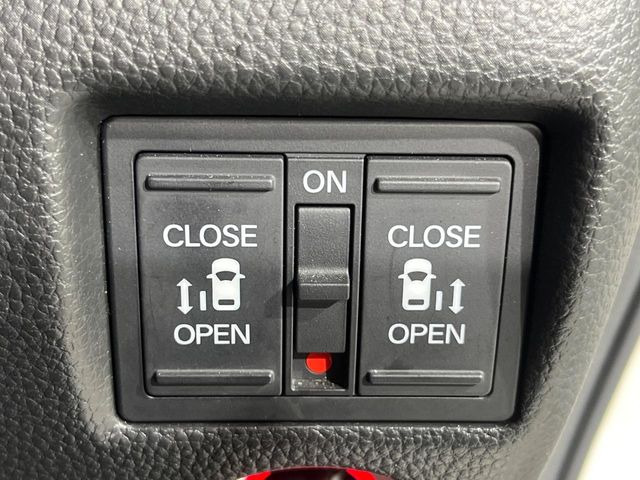 【両側パワースライドドア】スマートキーや運転席のスイッチで後席両側スライドドアの開閉が可能♪電動だから力を入れてドアを開ける必要が無く、小さなお子様でも簡単に開け閉めでき快適です♪