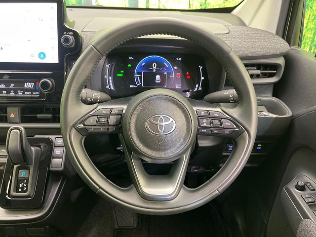 インテリアに合わせたデザインのステアリングは、運転される方のことも考え、運転しやすい形状、大きさです。是非一度、実際に触ってお確かめください。