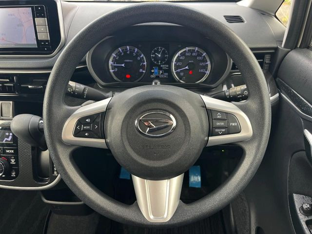 �C���e���A�ɍ��킹���f�U�C���̃X�e�A�����O�́A�^�]�������̂��Ƃ��l���A�^�]���₷���`��A�傫���ł��B�����x�A���ۂɐG���Ă��m���߂��������B