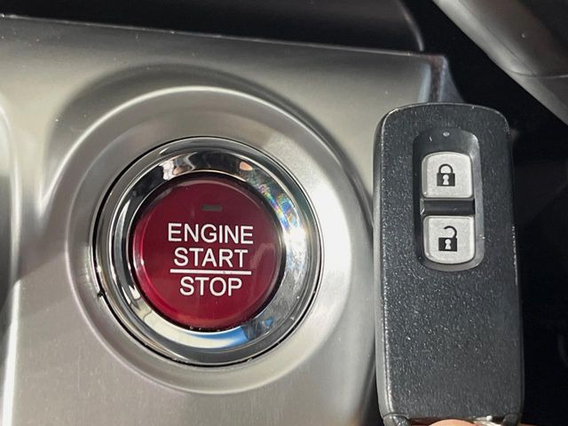 �yHonda�X�}�[�g�L�[�z�J�o����|�P�b�g�ɓ��ꂽ�܂܂ł��h�A�̎{���E�������\�ȃX�}�[�g�L�[�𑕔��B�G���W���̃I���E�I�t�����J�M�����o���K�v����������Ƃ��Ă��֗��ł���