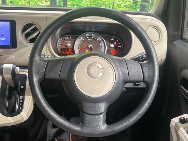 �C���e���A�ɍ��킹���f�U�C���̃X�e�A�����O�́A�^�]�������̂��Ƃ��l���A�^�]���₷���`��A�傫���ł��B�����x�A���ۂɐG���Ă��m���߂��������B