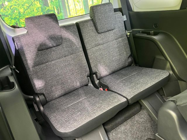 3列目シートはもちろん状態良好☆大人でもゆったりと座って頂けますので、大人数でのお出かけもラクラクです♪ご家族で、気の知れた仲間で、ドライブに行くのが楽しみですね♪