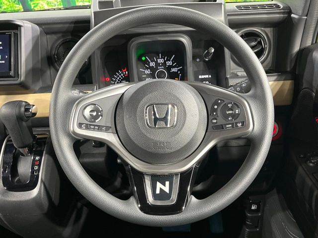 �C���e���A�ɍ��킹���f�U�C���̃X�e�A�����O�́A�^�]�������̂��Ƃ��l���A�^�]���₷���`��A�傫���ł��B�����x�A���ۂɐG���Ă��m���߂��������B