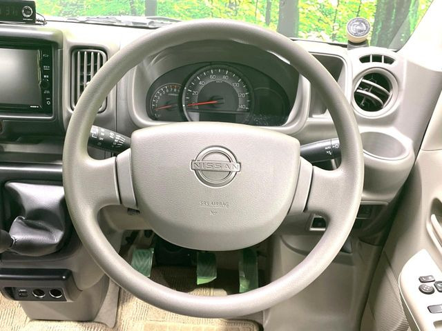 �C���e���A�ɍ��킹���f�U�C���̃X�e�A�����O�́A�^�]�������̂��Ƃ��l���A�^�]���₷���`��A�傫���ł��B�����x�A���ۂɐG���Ă��m���߂��������B