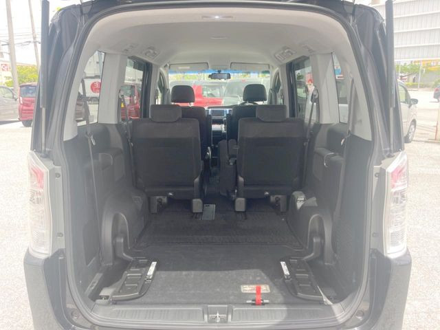 積み下ろしのしやすいデッキにはたっぷりと荷物を積み込んでいただけます。遊びから仕事まで、様々なシーンで頼れます♪