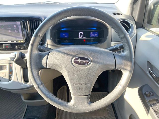 �C���e���A�ɍ��킹���f�U�C���̃X�e�A�����O�́A�^�]�������̂��Ƃ��l���A�^�]���₷���`��A�傫���ł��B�����x�A���ۂɐG���Ă��m���߂��������B