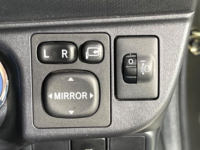 【電動格納ミラー】サイドミラーは電動格納式となっており、狭い駐車場でもキズがつくリスクを抑えられます。