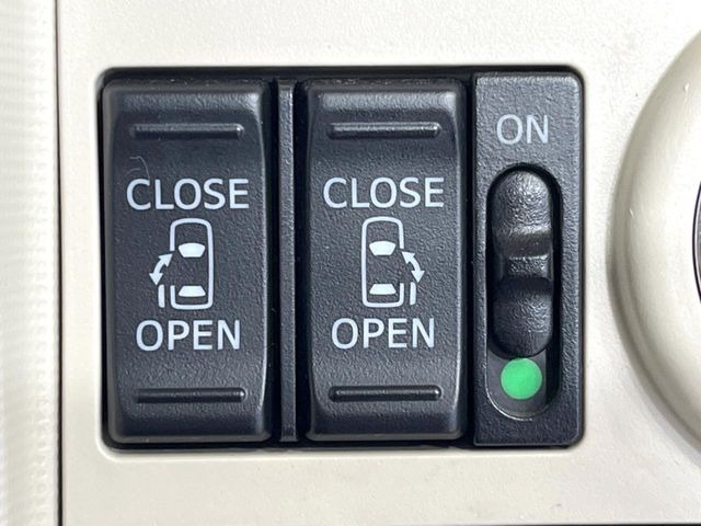 【両側パワースライドドア】スマートキーや運転席のスイッチで後席両側スライドドアの開閉が可能♪電動だから力を入れてドアを開ける必要が無く、小さなお子様でも簡単に開け閉めでき快適です♪