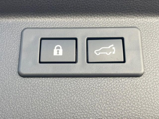 【パワーバックドア】スマートキーや運転席のボタンを押すだけでリアゲートが自動で開閉します!荷物を持っている時や、高い位置にあるバックドアを閉める際に便利な機能です♪