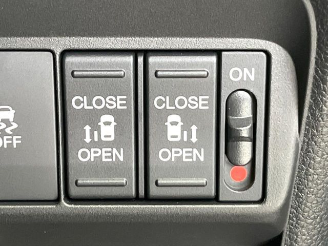 【両側パワースライドドア】スマートキーや運転席のスイッチで後席両側スライドドアの開閉が可能♪電動だから力を入れてドアを開ける必要が無く、小さなお子様でも簡単に開け閉めでき快適です♪