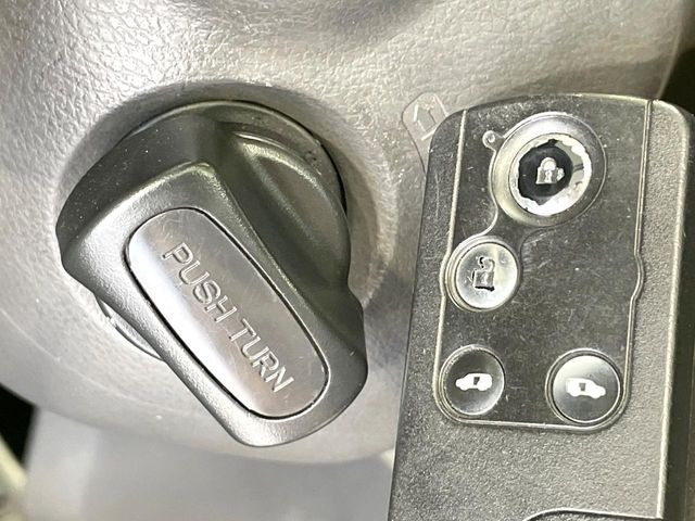 �yHonda�X�}�[�g�L�[�z�J�o����|�P�b�g�ɓ��ꂽ�܂܂ł��h�A�̎{���E�������\�ȃX�}�[�g�L�[�𑕔��B�G���W���̃I���E�I�t�����J�M�����o���K�v����������Ƃ��Ă��֗��ł���