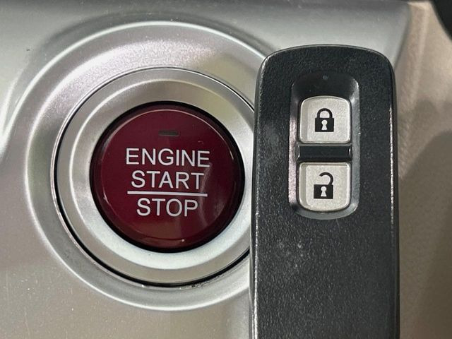 �yHonda�X�}�[�g�L�[�z�J�o����|�P�b�g�ɓ��ꂽ�܂܂ł��h�A�̎{���E�������\�ȃX�}�[�g�L�[�𑕔��B�G���W���̃I���E�I�t�����J�M�����o���K�v����������Ƃ��Ă��֗��ł���