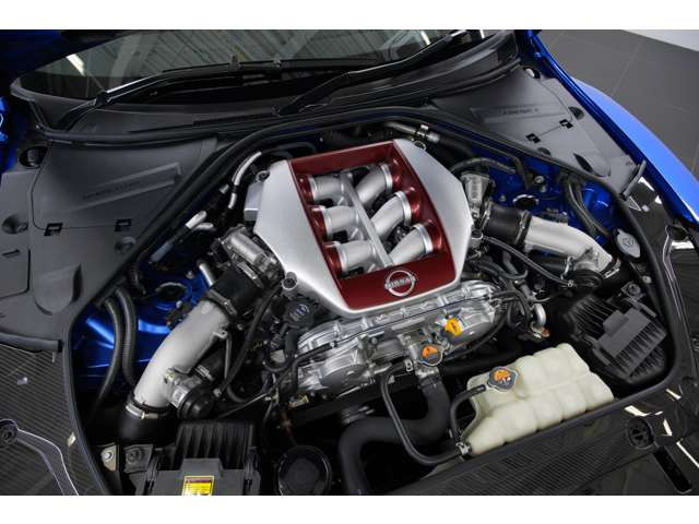 3.8L V型6気筒DOHCツインターボ、570ps/65.0kgm、全長&times;全幅&times;全高mm 4710&times;1895&times;1370mm、車両重量 1760kg