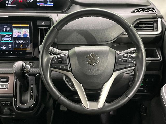 �C���e���A�ɍ��킹���f�U�C���̃X�e�A�����O�́A�^�]�������̂��Ƃ��l���A�^�]���₷���`��A�傫���ł��B�����x�A���ۂɐG���Ă��m���߂��������B