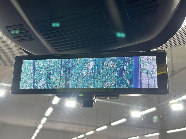 【インテリジェントルームミラー】後席の大きな荷物や同乗者で後方が確認しづらい時でも安心!カメラが撮影した車両後方の映像をルームミラー内に表示。クリアな視界で状況の確認が可能です!