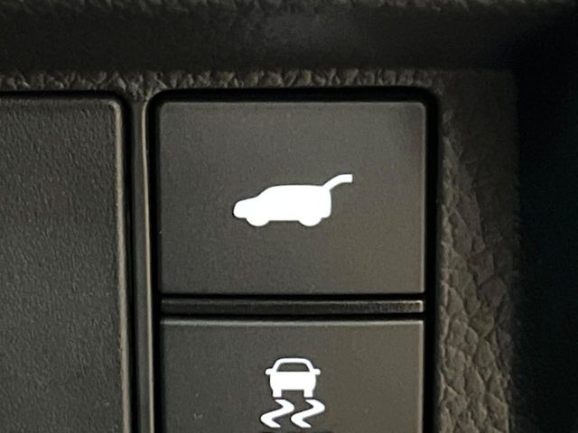 【パワーバックドア】スマートキーや運転席のボタンを押すだけでリアゲートが自動で開閉します!荷物を持っている時や、高い位置にあるバックドアを閉める際に便利な機能です♪