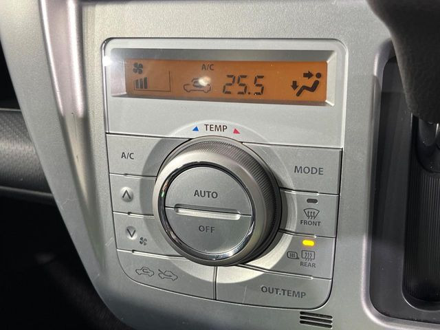 【オートエアコン】一度お好みの温度に設定すれば、車内の温度を検知し風量や温度を自動で調整。暑い&hellip;寒い&hellip;と何度もスイッチ操作をする必要はありません。快適な車内空間には必須の機能ですね♪