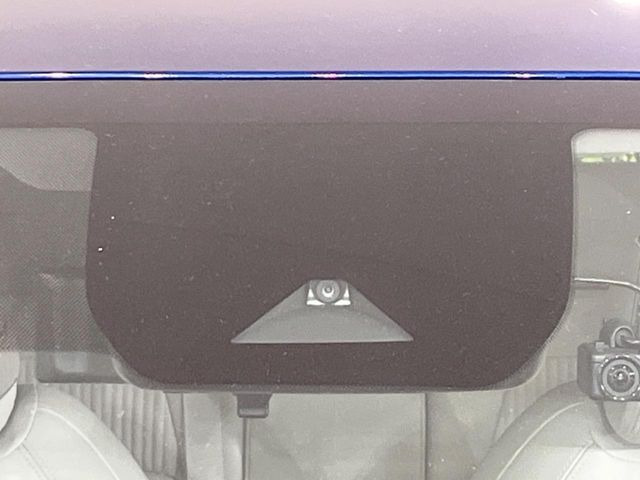 【インテリジェントエマージェンシーブレーキ】フロントカメラで前方の車両や歩行者を検知。衝突しそうな時は衝突被害軽減ブレーキが作動、衝突回避をサポート。より安全にドライブをお楽しみいただけます。