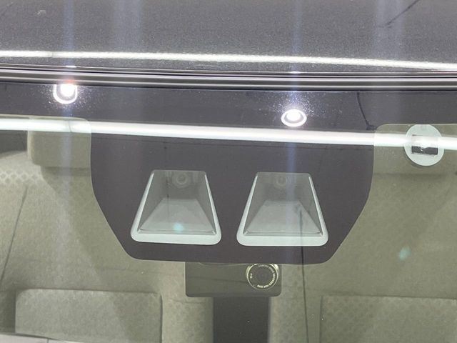 【衝突軽減装置】走行中に前方の車両等を認識し、衝突しそうな時は警報とブレーキで衝突回避と被害軽減をアシスト。より安全にドライブをお楽しみいただけます。