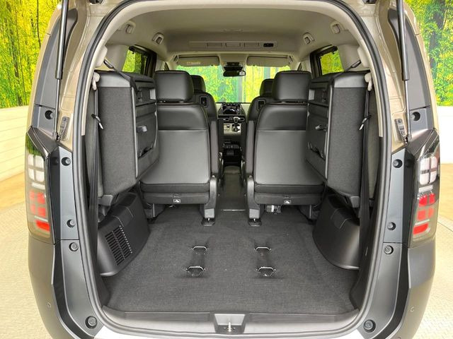後席を格納すると、これだけの広さが!シーンに合わせたシートアレンジで、大きな荷物も積むことが出来ます♪