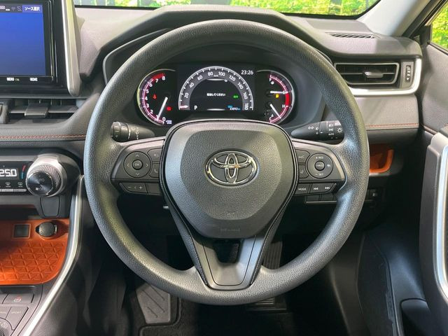 インテリアに合わせたデザインのステアリングは、運転される方のことも考え、運転しやすい形状、大きさです。是非一度、実際に触ってお確かめください。
