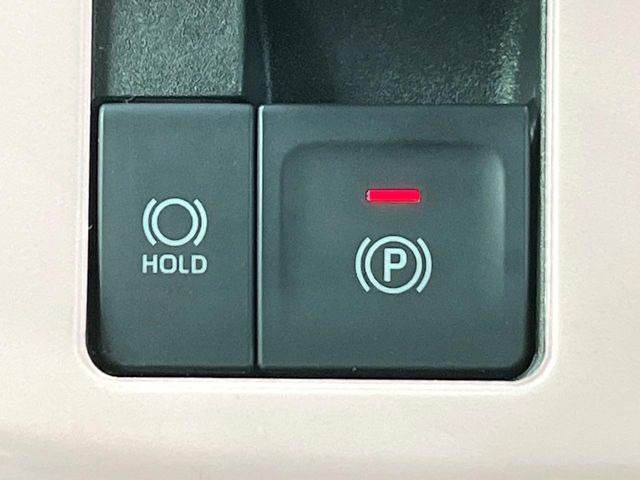 【電動パーキングブレーキ】パーキングブレーキは便利な電動式!ボタン一つで操作でき、アクセルを踏めば自動で解除されます♪レバーやペダルが無いので運転席廻りもすっきりしますね♪