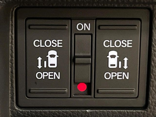 【両側パワースライドドア】スマートキーや運転席のスイッチで後席両側スライドドアの開閉が可能♪電動だから力を入れてドアを開ける必要が無く、小さなお子様でも簡単に開け閉めでき快適です♪