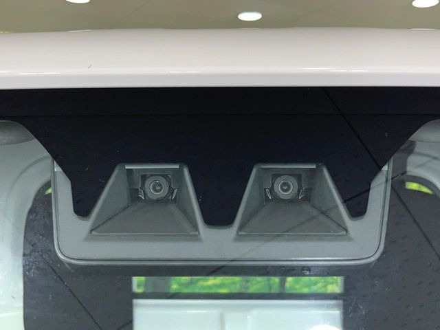 【スマートアシスト】走行中に前方の車両等を認識し、衝突しそうな時は警報とブレーキで衝突回避と被害軽減をアシスト。より安全にドライブをお楽しみいただけます。