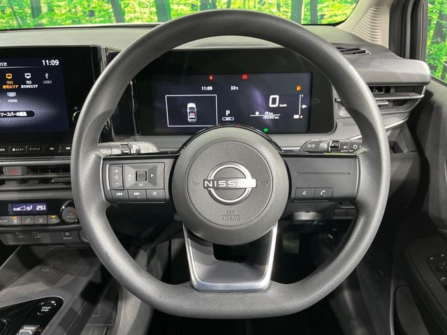 �C���e���A�ɍ��킹���f�U�C���̃X�e�A�����O�́A�^�]�������̂��Ƃ��l���A�^�]���₷���`��A�傫���ł��B�����x�A���ۂɐG���Ă��m���߂��������B