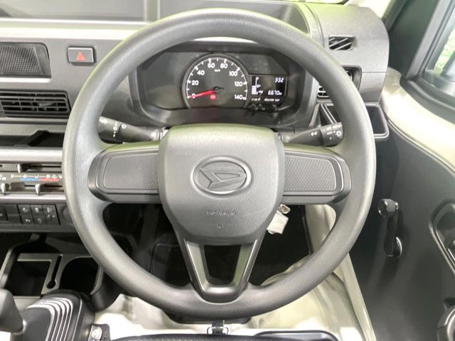 インテリアに合わせたデザインのステアリングは、運転される方のことも考え、運転しやすい形状、大きさです。是非一度、実際に触ってお確かめください。