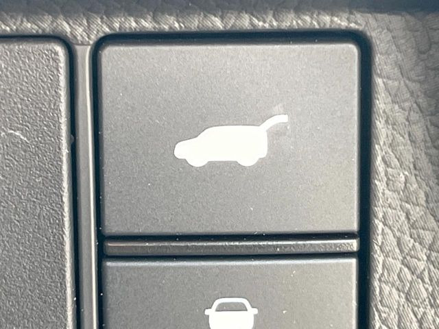 【パワーバックドア】スマートキーや運転席のボタンを押すだけでリアゲートが自動で開閉します!荷物を持っている時や、高い位置にあるバックドアを閉める際に便利な機能です♪
