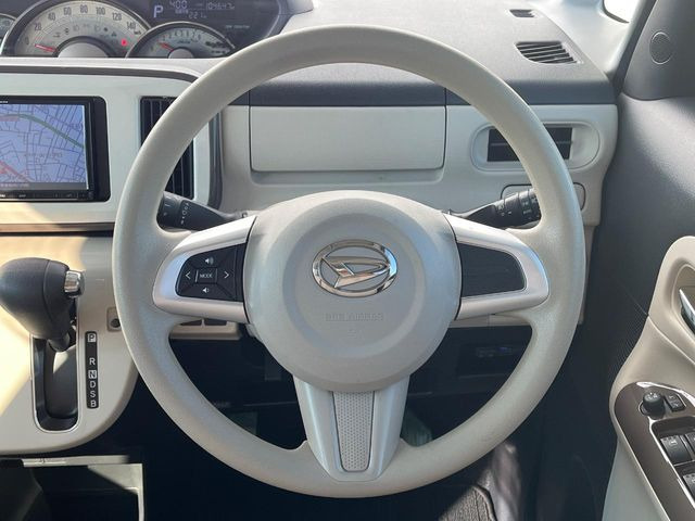 �C���e���A�ɍ��킹���f�U�C���̃X�e�A�����O�́A�^�]�������̂��Ƃ��l���A�^�]���₷���`��A�傫���ł��B�����x�A���ۂɐG���Ă��m���߂��������B