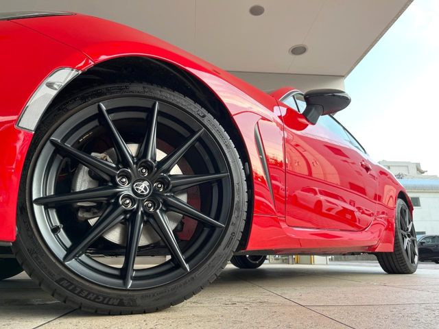 �y����18�C���`�A���~�z�C�[���z�O�ςɃ}�b�`���������A���~�z�C�[���𑕒����Ă���܂��B�e��ЊO�A���~�z�C�[����A�X�^�b�h���X�^�C�����戵�����Ă���܂��B���񂲑��k����������