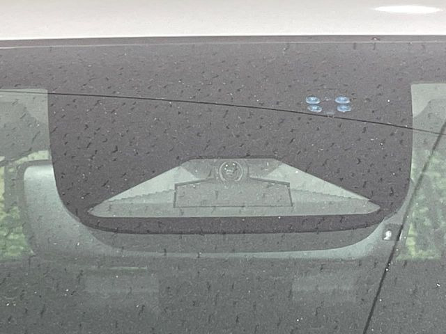 【ホンダセンシング】走行中に前方の車両等を認識し、衝突しそうな時は警報とブレーキで衝突回避と被害軽減をアシスト。より安全にドライブをお楽しみいただけます。