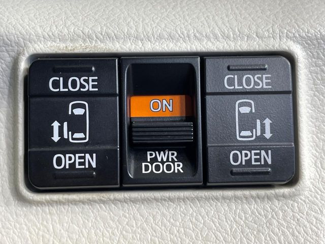 【両側パワースライドドア】スマートキーや運転席のスイッチで後席両側スライドドアの開閉が可能♪電動だから力を入れてドアを開ける必要が無く、小さなお子様でも簡単に開け閉めでき快適です♪