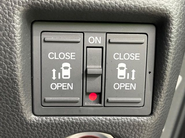 【両側パワースライドドア】スマートキーや運転席のスイッチで後席両側スライドドアの開閉が可能♪電動だから力を入れてドアを開ける必要が無く、小さなお子様でも簡単に開け閉めでき快適です♪
