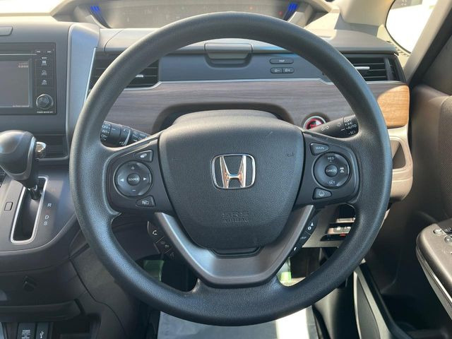 �C���e���A�ɍ��킹���f�U�C���̃X�e�A�����O�́A�^�]�������̂��Ƃ��l���A�^�]���₷���`��A�傫���ł��B�����x�A���ۂɐG���Ă��m���߂��������B